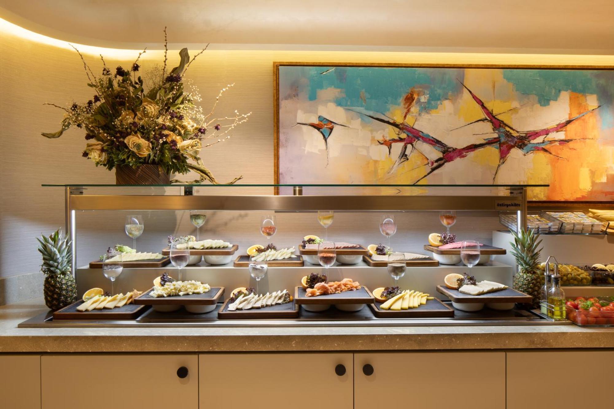 Bentley Hotel Old City-Special Class イスタンブール エクステリア 写真 A buffet at a hotel