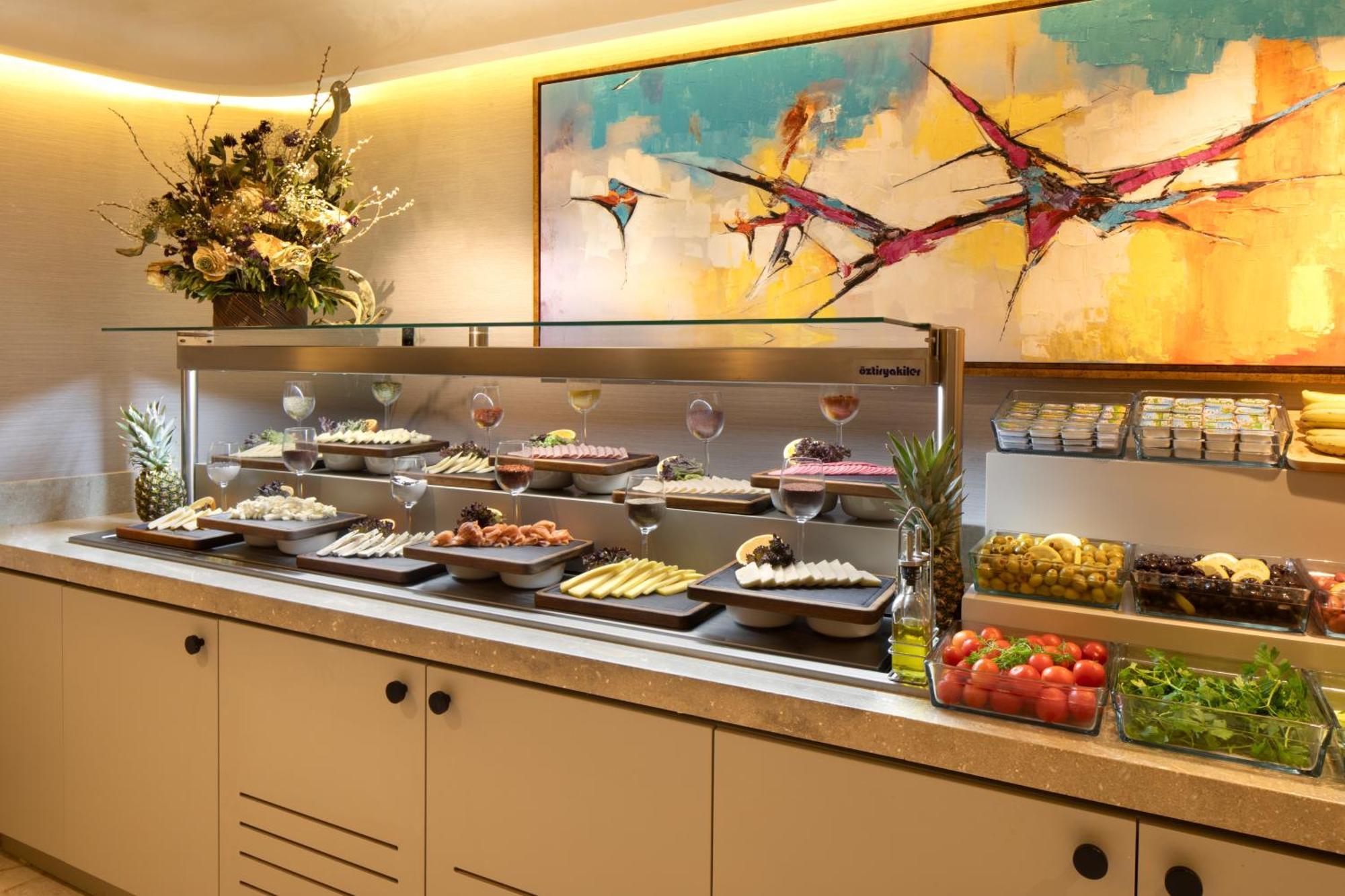Bentley Hotel Old City-Special Class イスタンブール エクステリア 写真 A buffet at a hotel