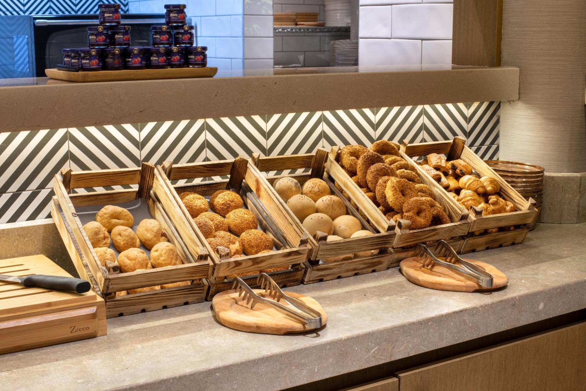 Bentley Hotel Old City-Special Class イスタンブール エクステリア 写真 Buns at a buffet